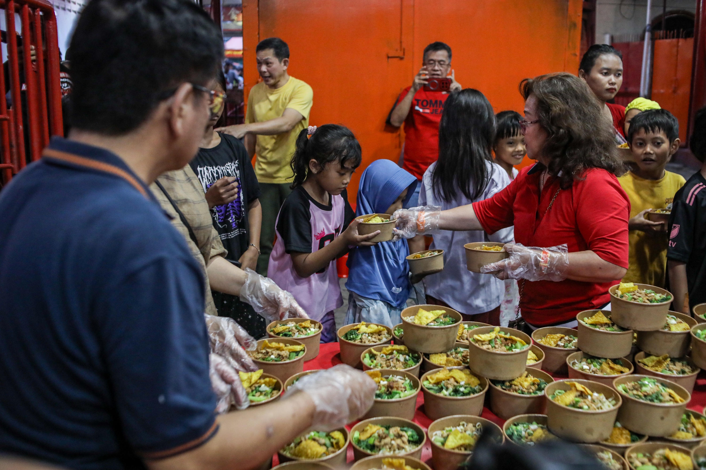 Wihara Dharma Bakti Bagikan Ratusan Makanan untuk Berbuka Puasa