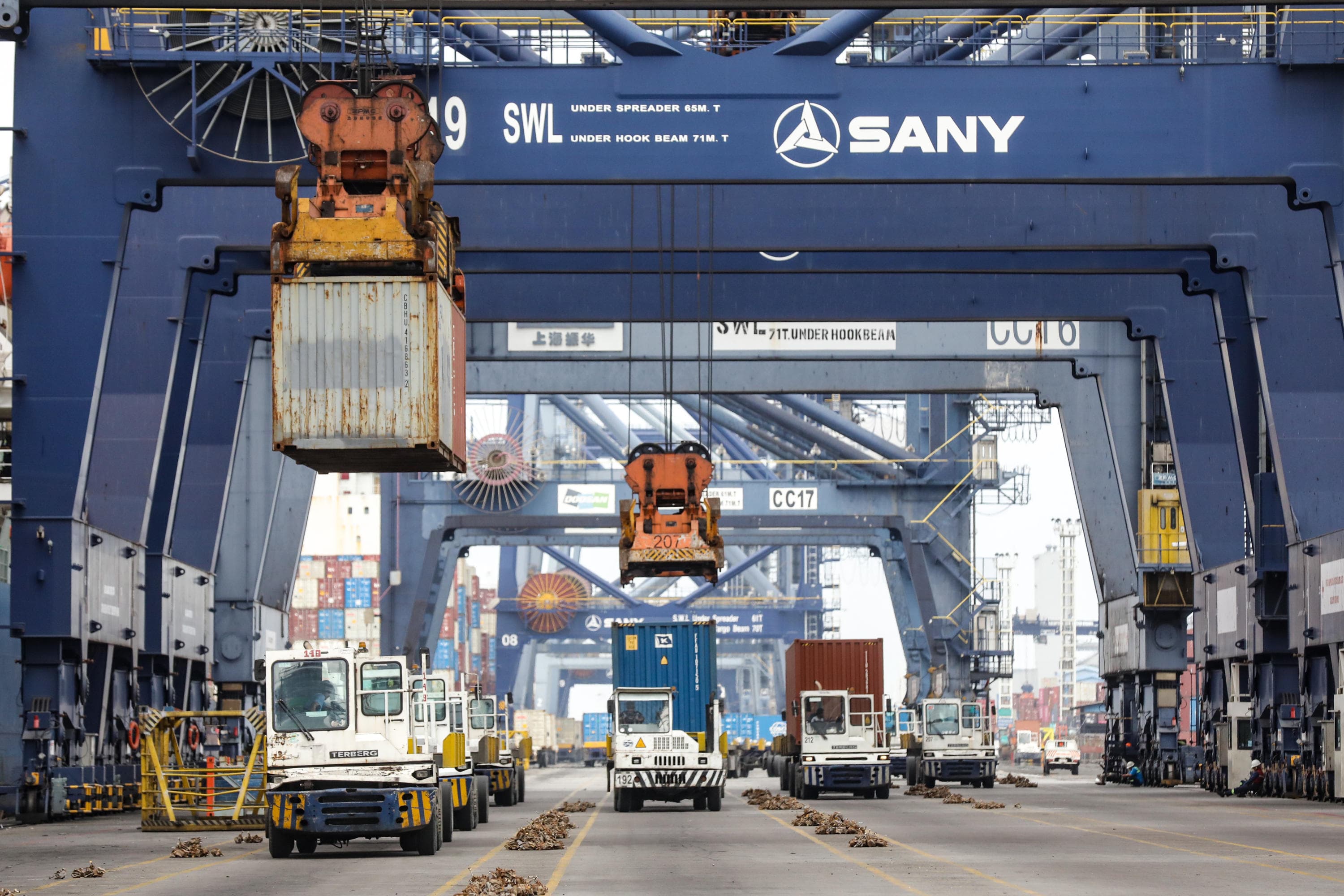 Suasana bongkar muat peti kemas di Pelabuhan JICT, Tanjung Priok, Jakarta, Selasa (24/2/2026). AKURAT.CO/Endra Prakoso