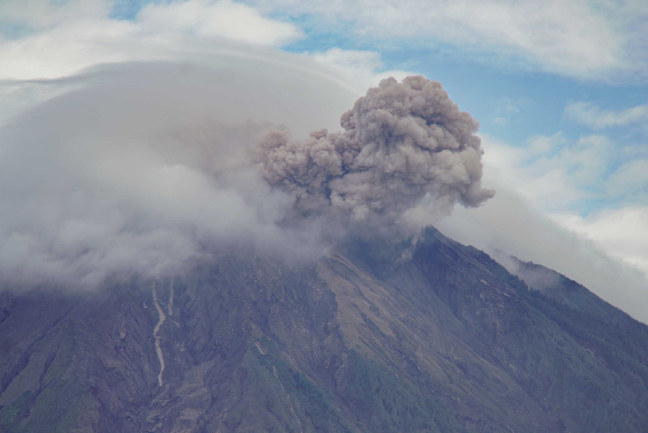 Semeru Erupsi 4 Kali dalam Semalam, Suara Gemuruh Kuat Bikin Warga Lereng Gunung Waspada