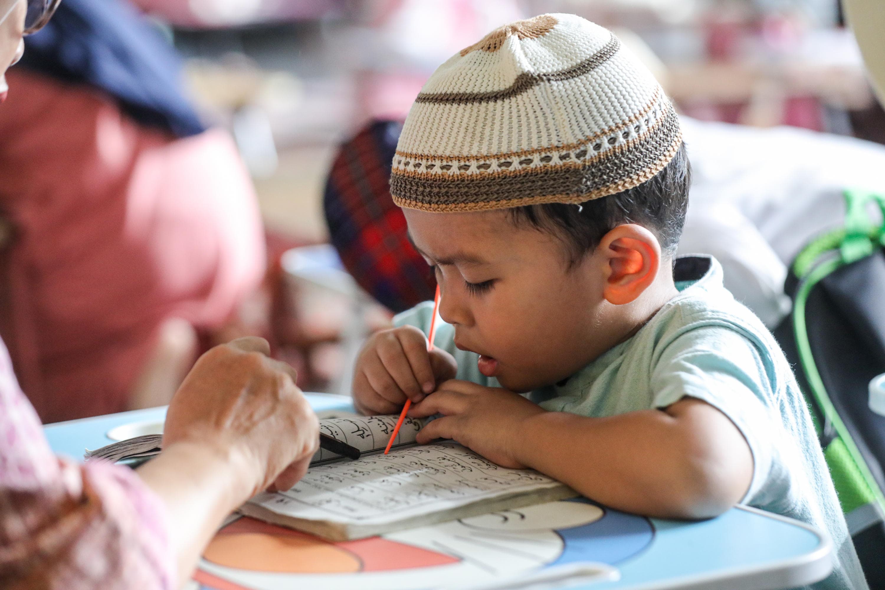 Anak-anak membaca Iqro saat mengikuti pesantren kilat di RPTRA Malinjo, Jakarta, Rabu (25/2/2026). AKURAT.CO/Endra Prakoso