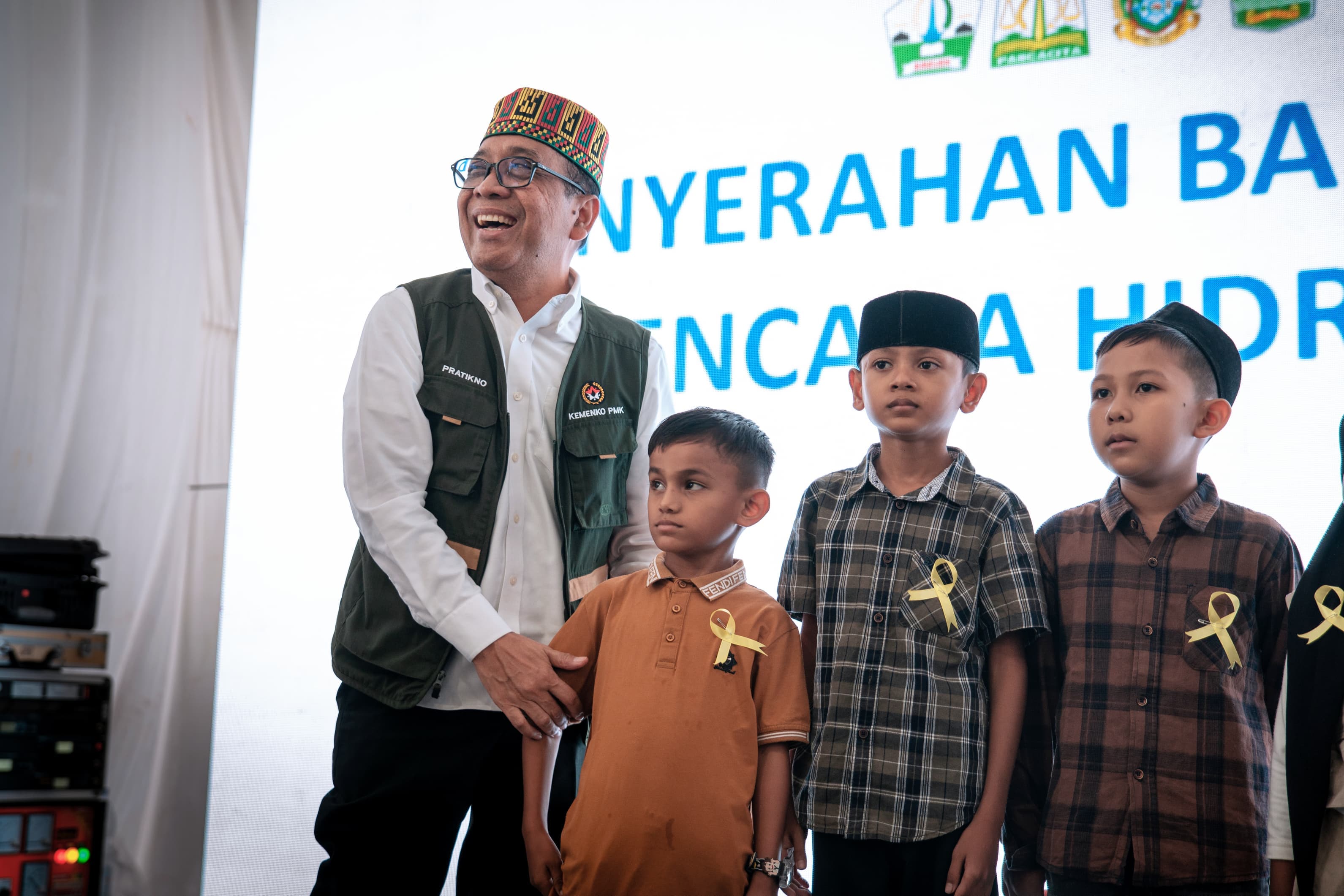 Menko PMK Serahkan Bantuan Stimulan Rumah Rusak Tahap II untuk Warga Bireuen