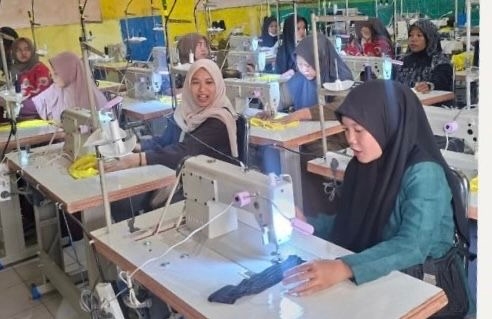 PIK 2 Asah Keterampilan Warga Salembaran Jati Lewat Pelatihan Menjahit