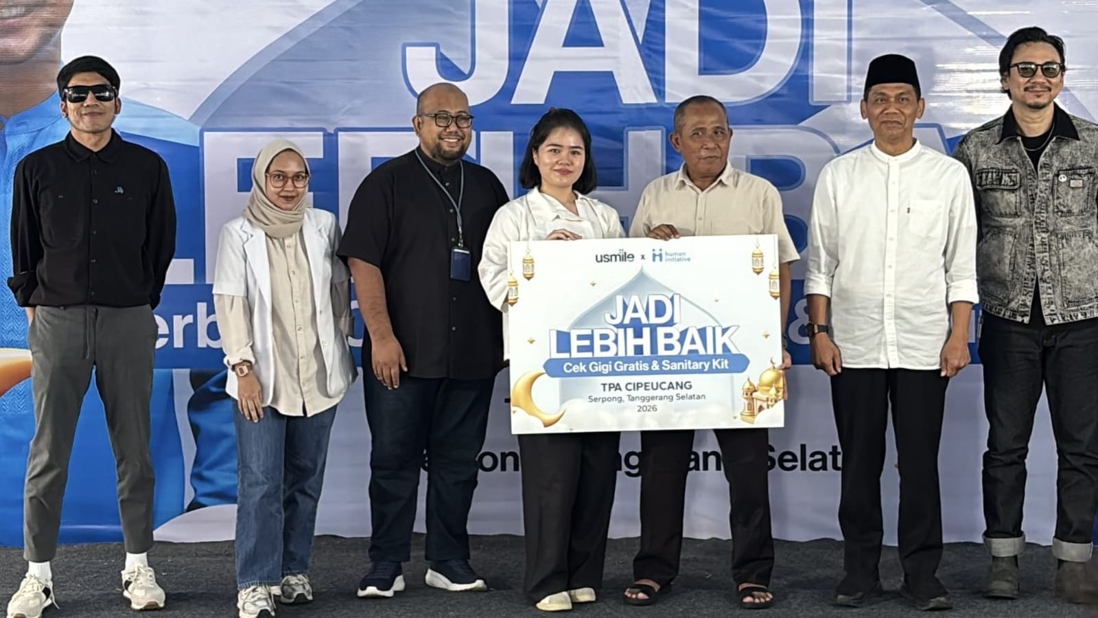 Vincent & Desta Ajak Warga TPA Cipeucang Peduli Kesehatan Gigi Jelang Lebaran Bersama usmile 