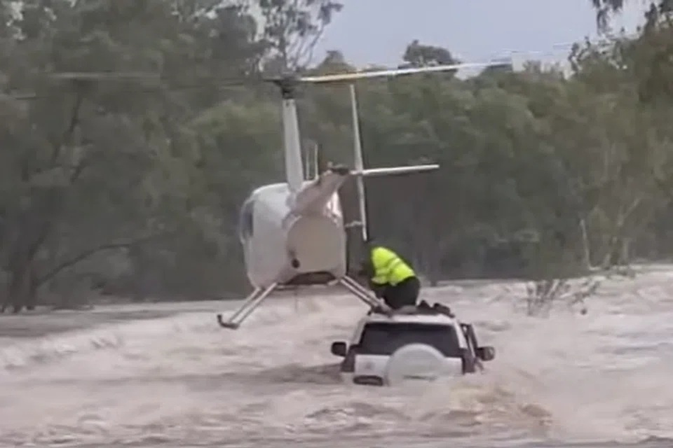 Evakuasi Dramatis Banjir Australia, Dua Pria dan Seekor Anjing Diselamatkan dari Mobil yang Nyaris Tenggelam