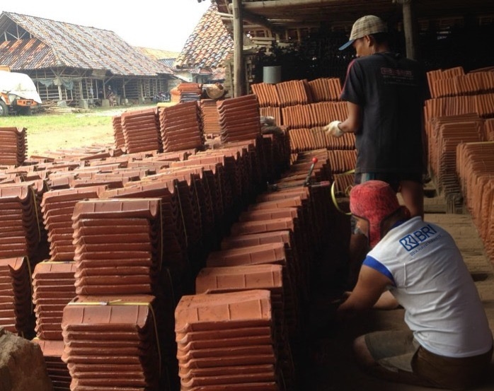 Dari Tanah Liat ke Harapan: Kisah Hena Gian Hermana Mengangkat Usaha Genteng Bersama BRI