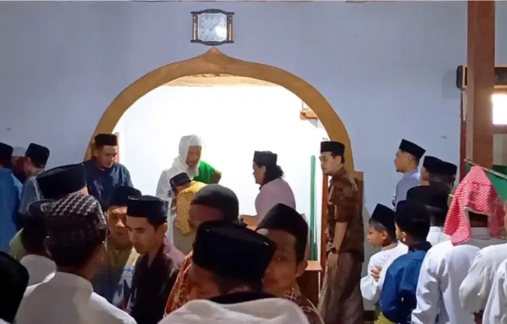 Ratusan Jamaah Syathariyah Ponorogo Rayakan Idul Fitri Hari Ini