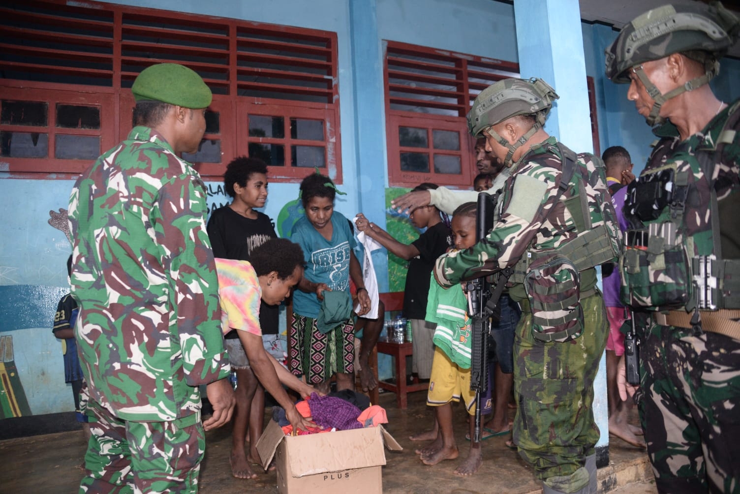 TNI Lumpuhkan DPO KKB Papua dan Selamatkan 21 Warga Pengungsi dari Hutan Perbatasan