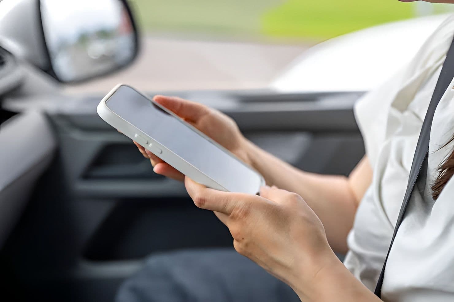 Fitur Tersembunyi iPhone Ini Bisa Kurangi Mabuk Perjalanan Saat Main HP di Mobil