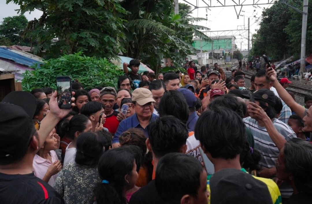Warga Bantaran Rel Senen Girang Disambangi Prabowo: Baru Pertama Kali Presiden ke Sini