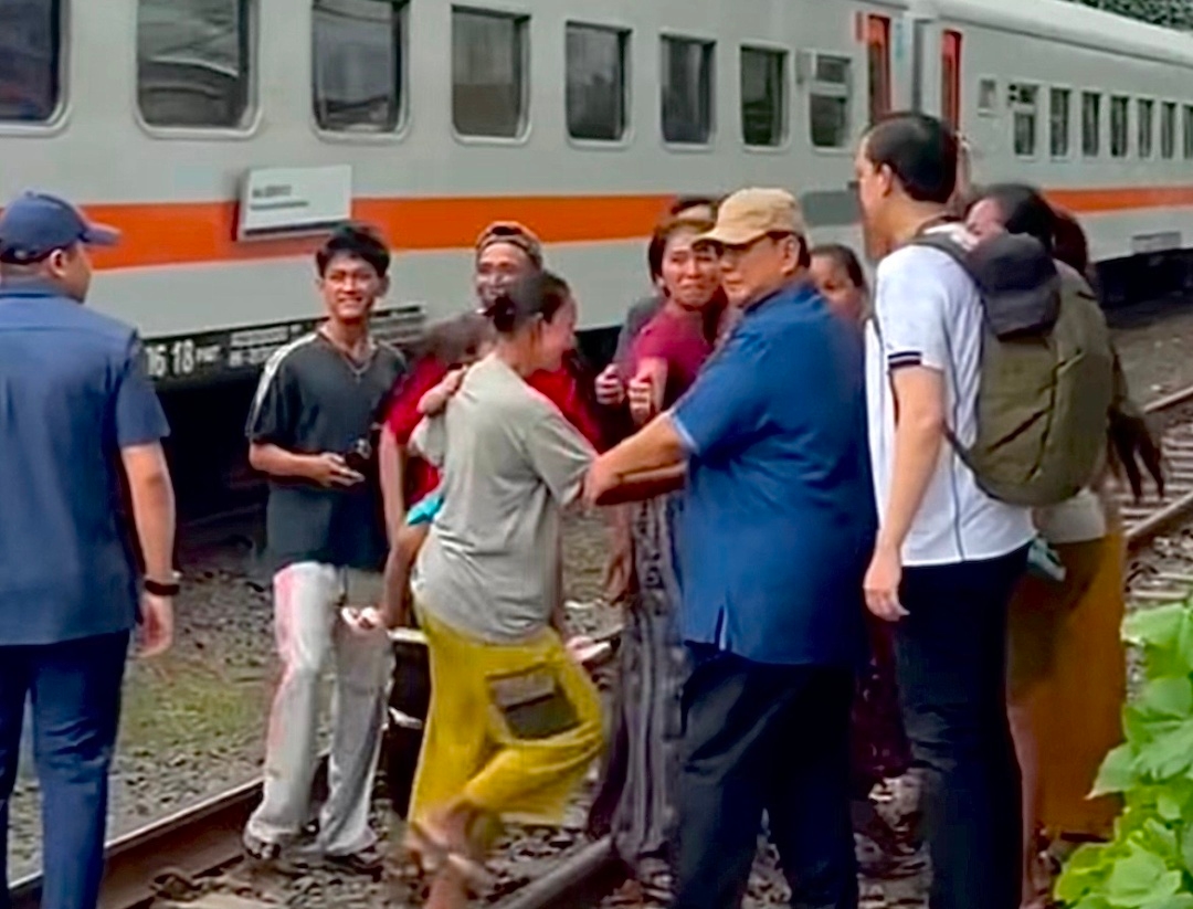 Momen Warga Bantaran Rel Senen Panik, Coba Lindungi Prabowo Saat Ada Kereta Lewat
