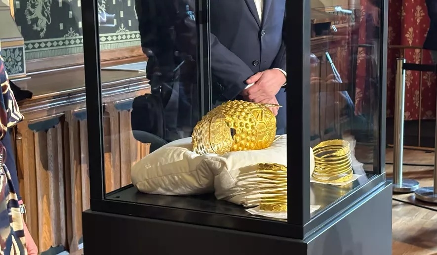 Helm Emas Berusia 2.500 Tahun dan Gelang Curian Museum Belanda Ditemukan