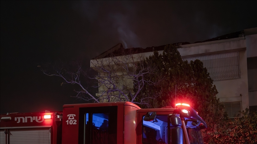Rudal Iran Hantam Israel Selatan dan Tengah, Pabrik hingga Permukiman Terbakar