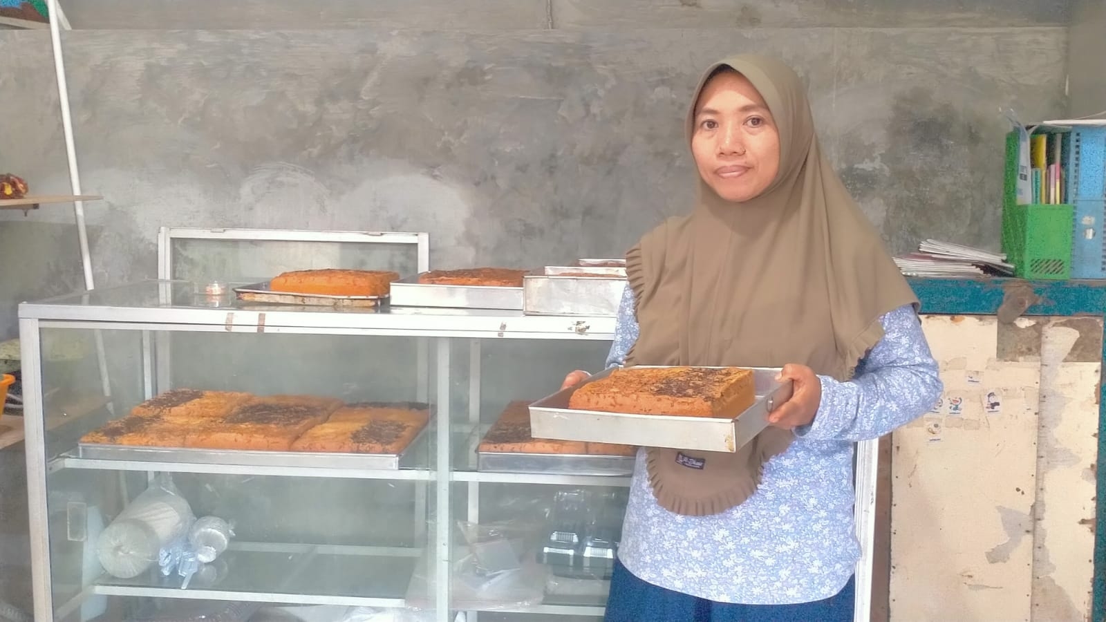 Dari Dapur Sederhana ke Usaha Mandiri, Tantiningsih Sukses Kembangkan Bisnis Kue Berkat Dukungan UMi
