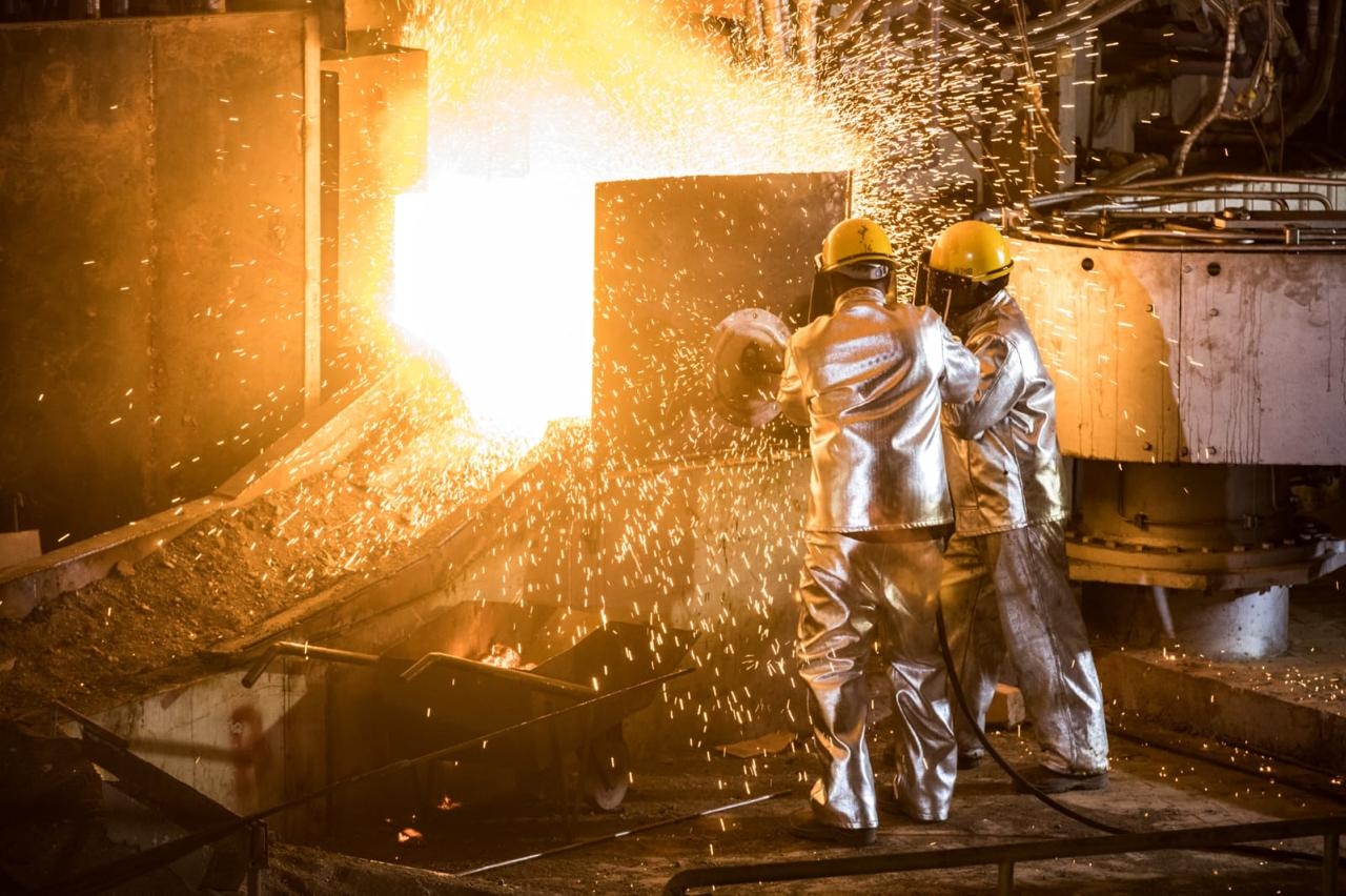 Pentingnya Industri Mineral bagi Ekonomi Indonesia: Peran MIND ID, Hilirisasi, dan Penguatan Nilai Tambah