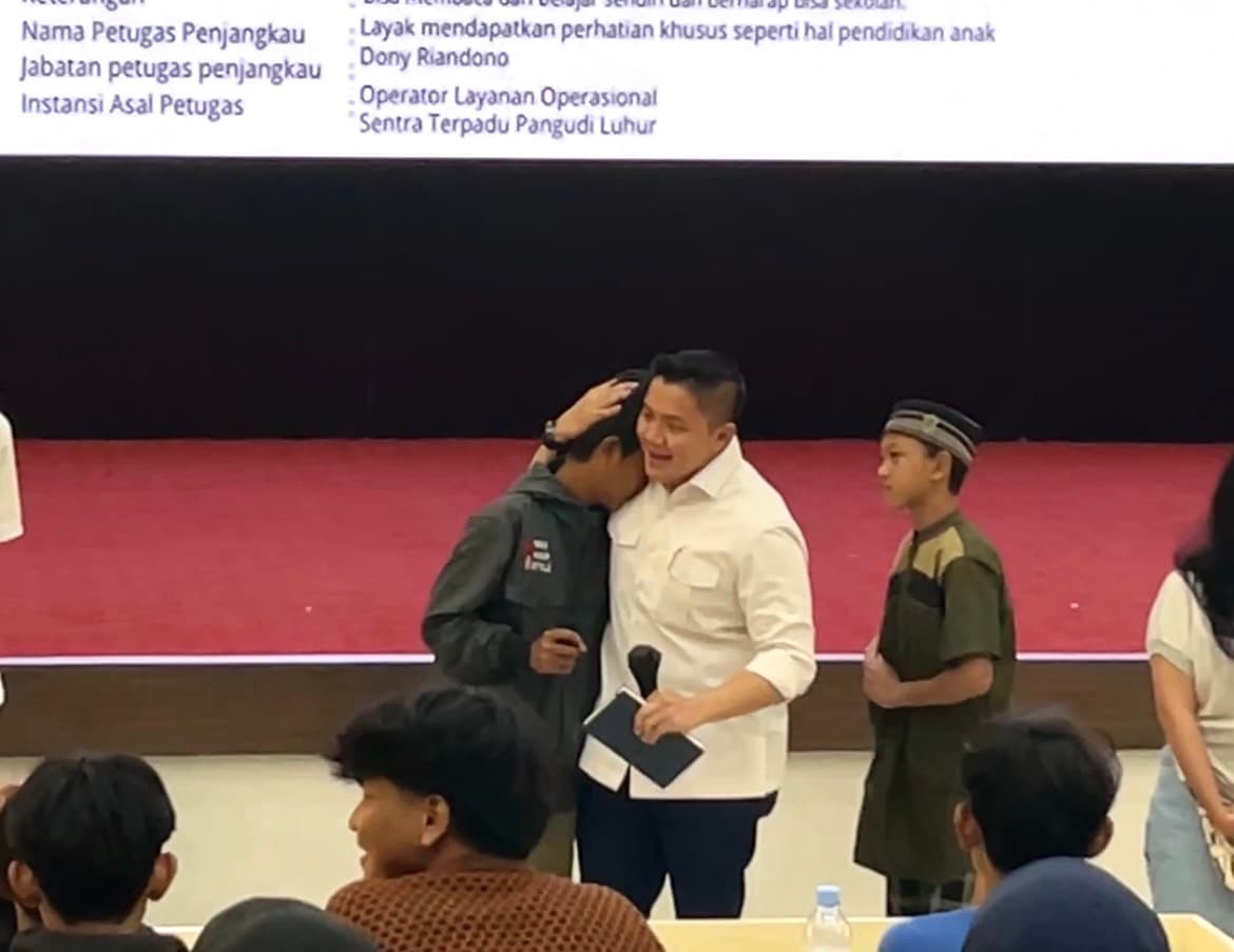 Calon Siswa Sekolah Rakyat Menangis di Pundak Seskab Teddy: Kisah Aljabar yang Ingin Bersekolah