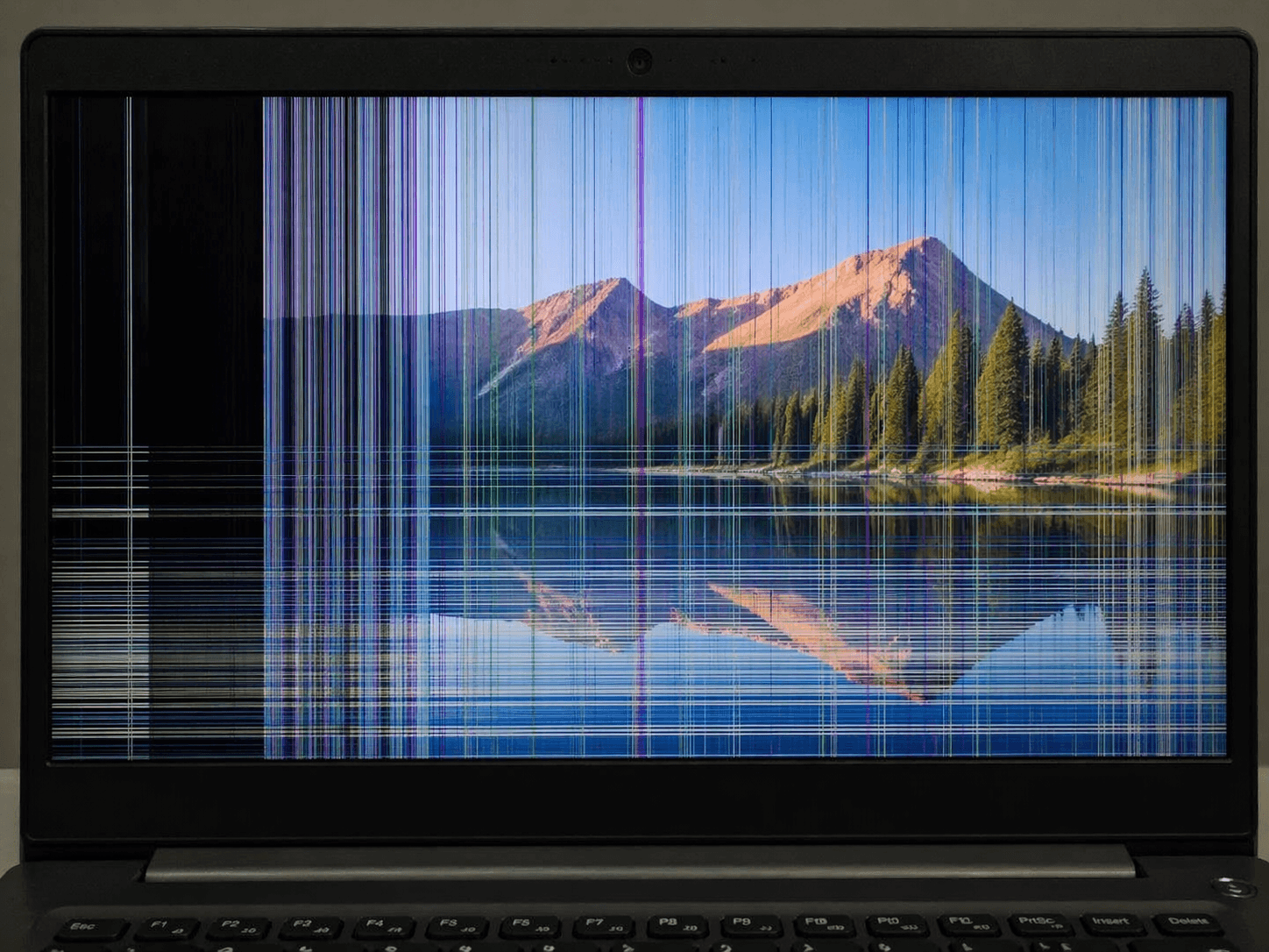Layar Laptop Bergaris? Ini Penyebab dan Cara Mengatasinya