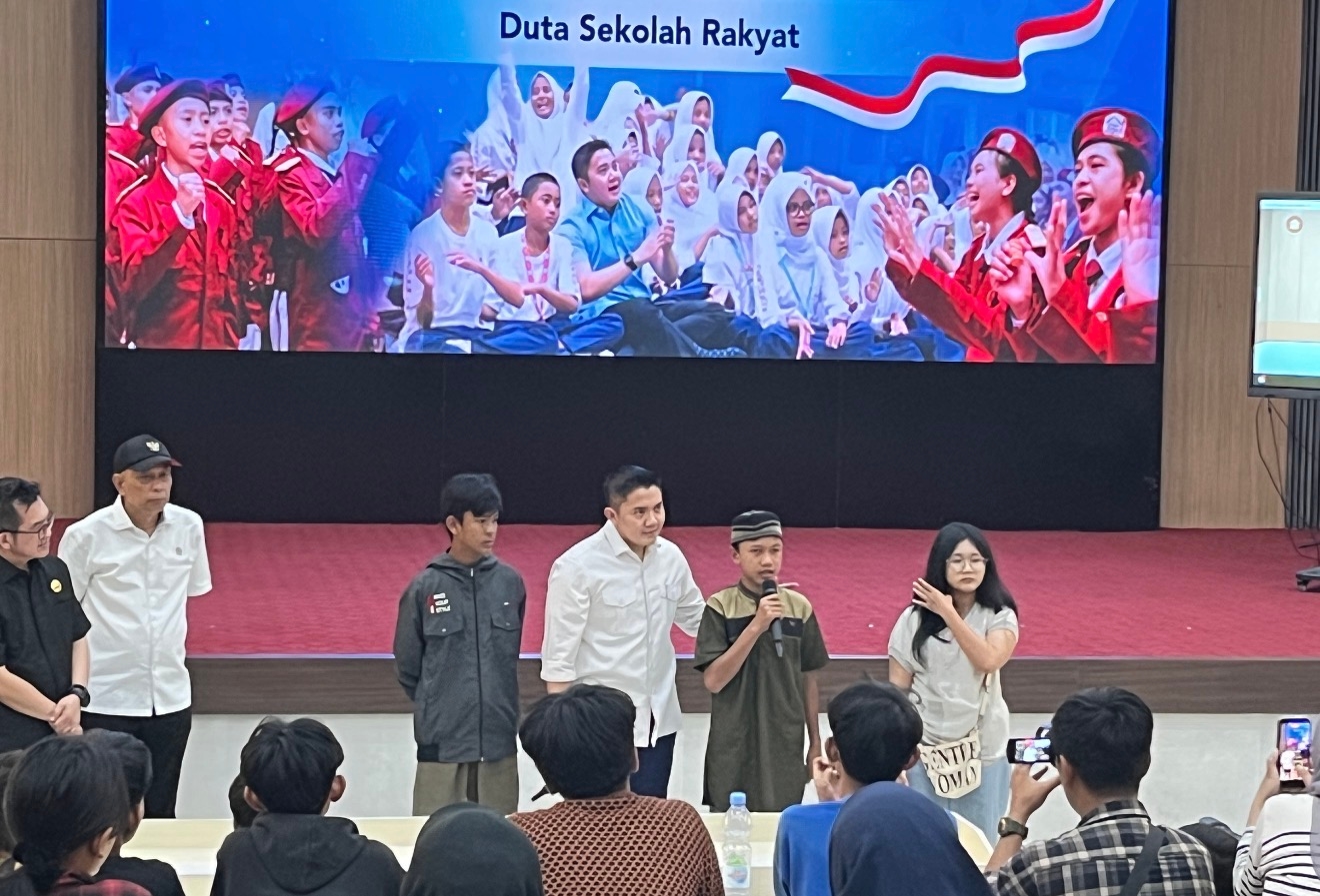 Gaya Komunikasi Seskab Teddy Dinilai Efektif: Sentuh Langsung Calon Siswa Sekolah Rakyat
