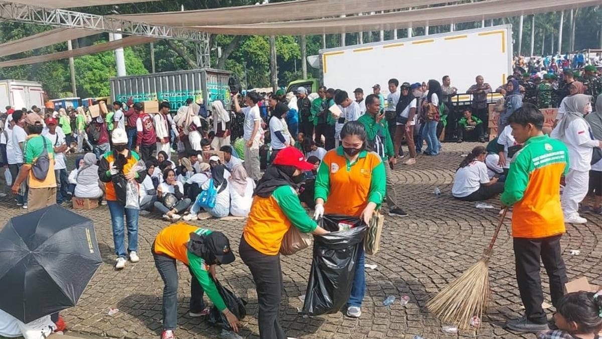 Ribuan Petugas Kebersihan Sisir Sampah Usai Peringatan May Day di Monas