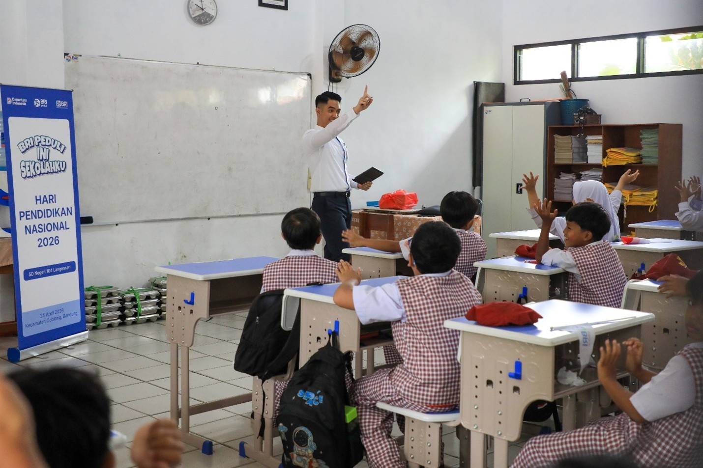 Maknai Hari Pendidikan Nasional, BRI Peduli Gelar Kelas Inspirasi hingga Berbagi Alat Tulis Bagi Siswa SDN 104 Langensari Bandung