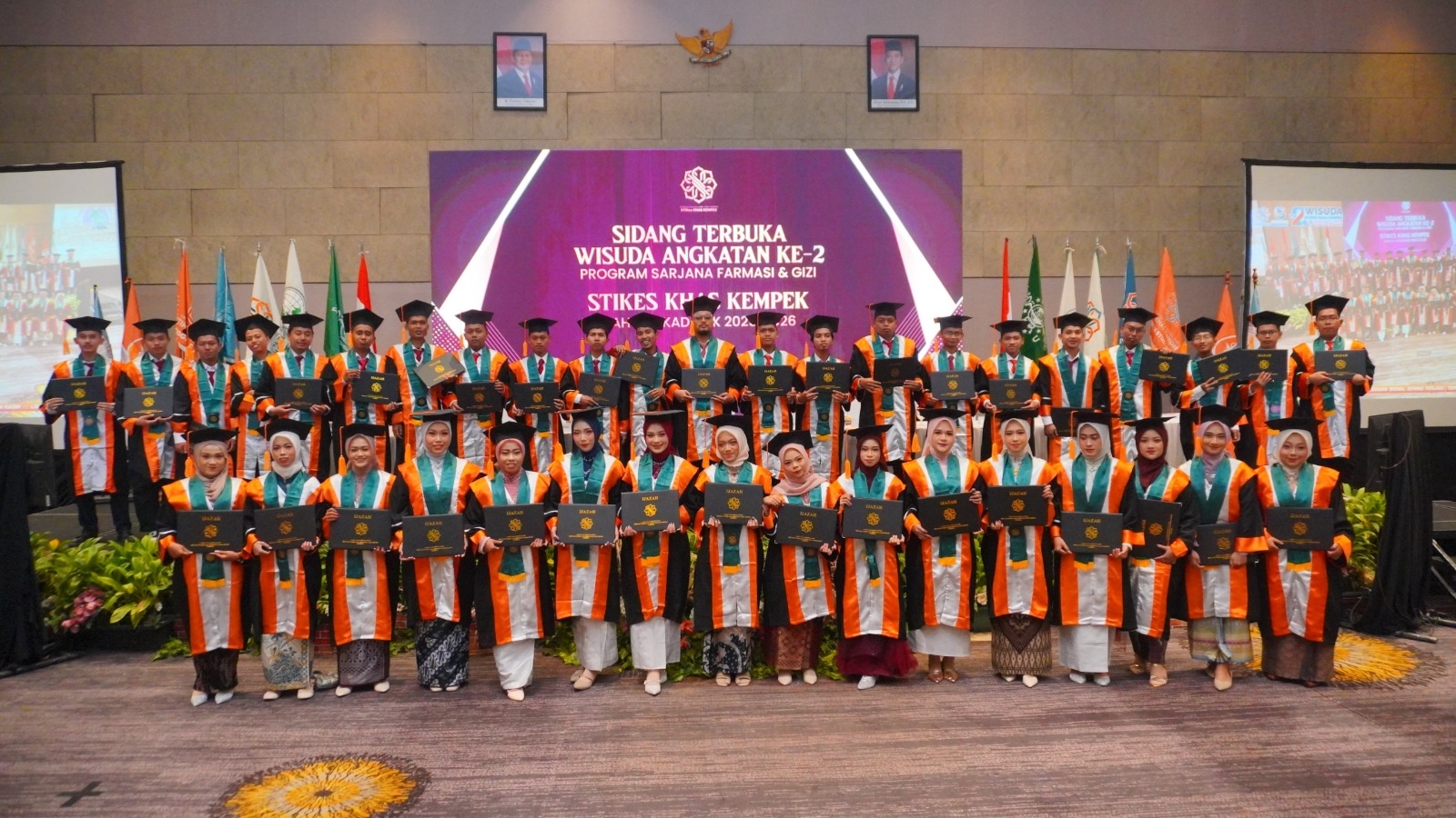 Wisuda STIKes KHAS Kempek, 65 Tenaga Kesehatan Siap Mengabdi untuk Negeri