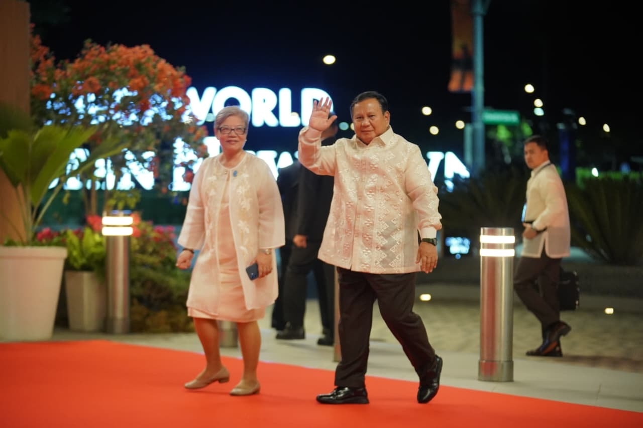 Prabowo Kenakan Barong Bermotif Batik Indonesia Saat Hadiri Gala Dinner KTT ASEAN