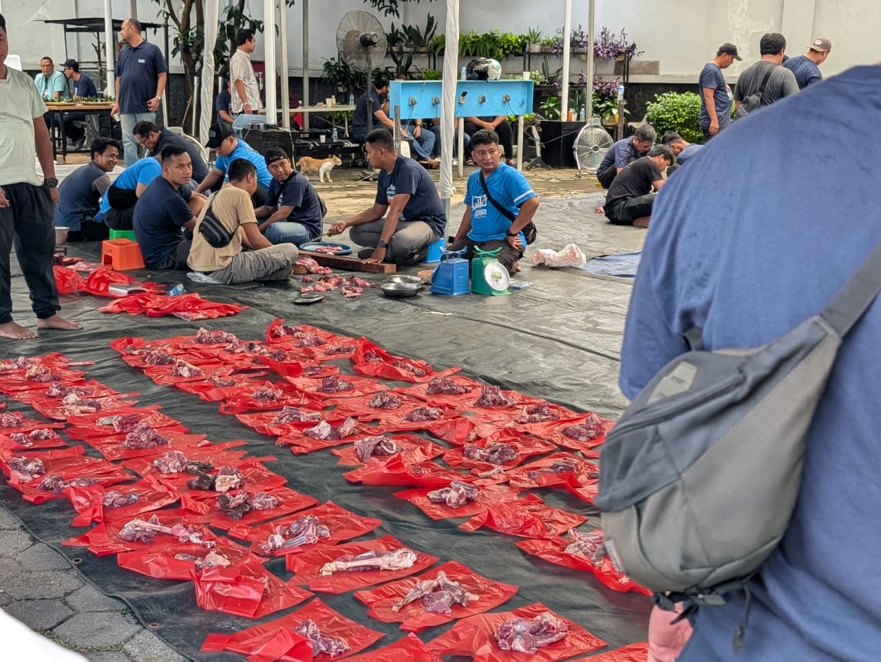 Beyond Banking, BRI Area Warung Buncit Berbagi Daging Kurban ke Masyarakat Kelurahan Pasar Minggu
