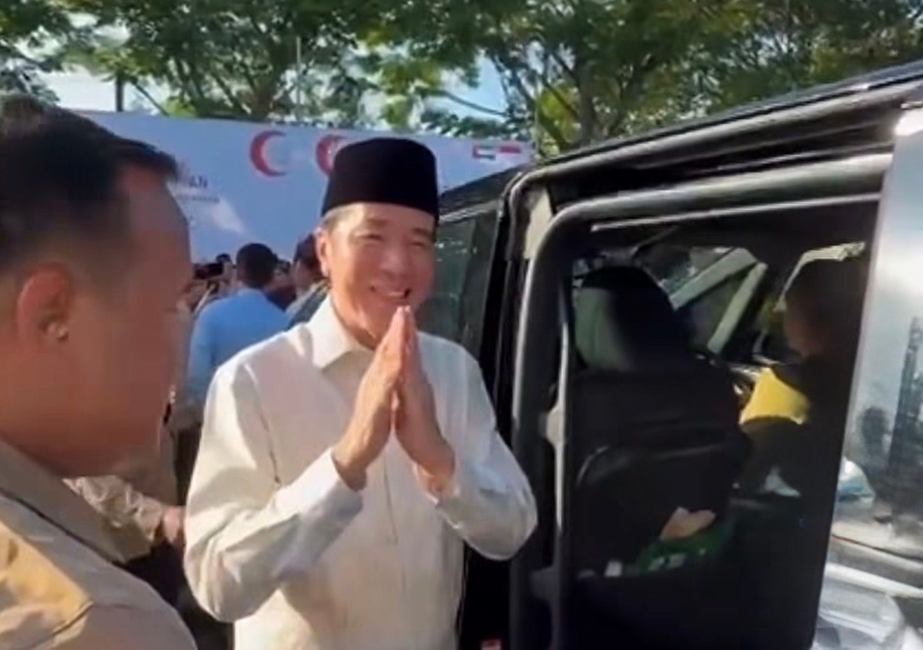 Jokowi: Lagu MBG Mas Bahlil Ganteng Sudah Sampai ke Halaman Rumah Saya di Solo