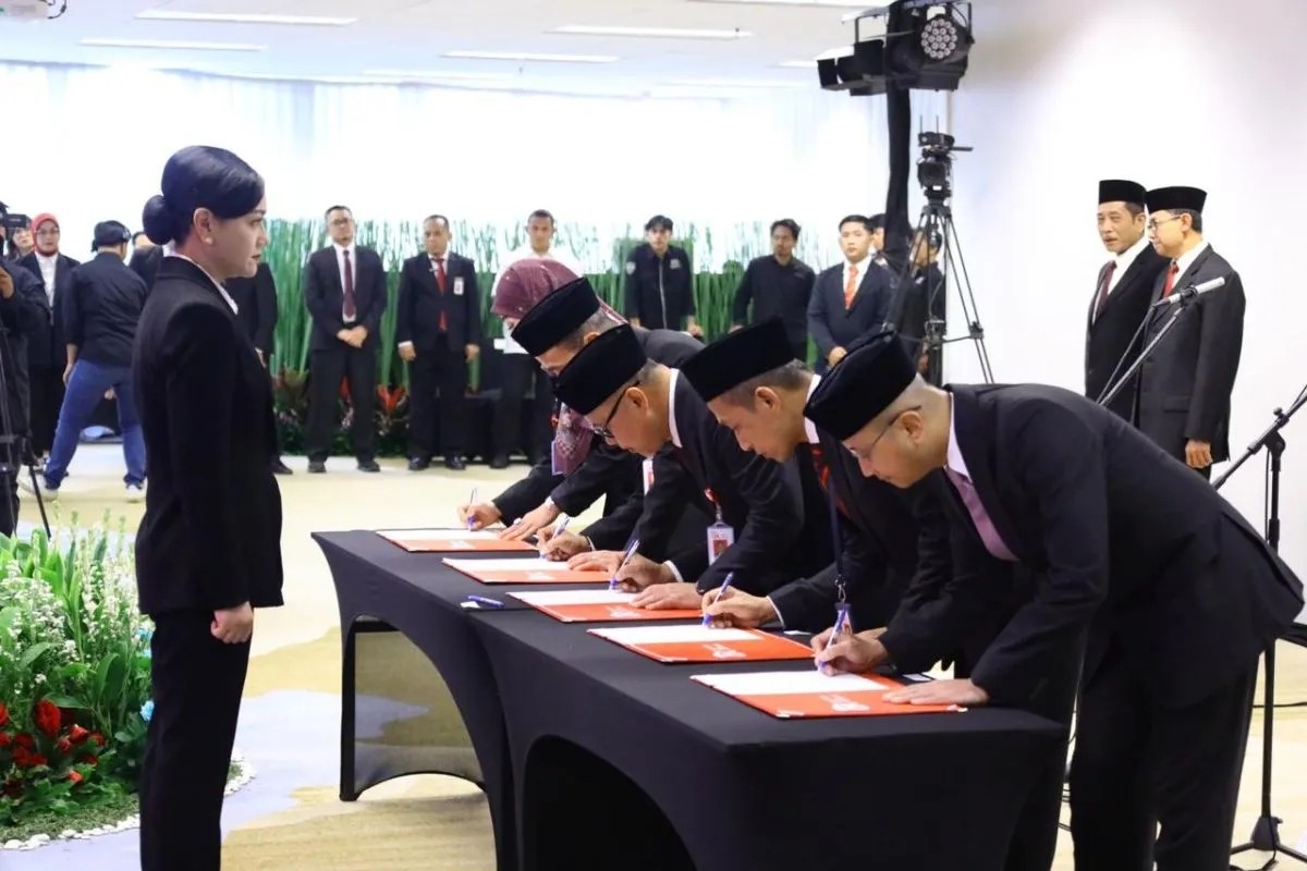 OJK Rombak Pimpinan, Pengawasan Kripto dan Bursa Karbon Diperkuat
