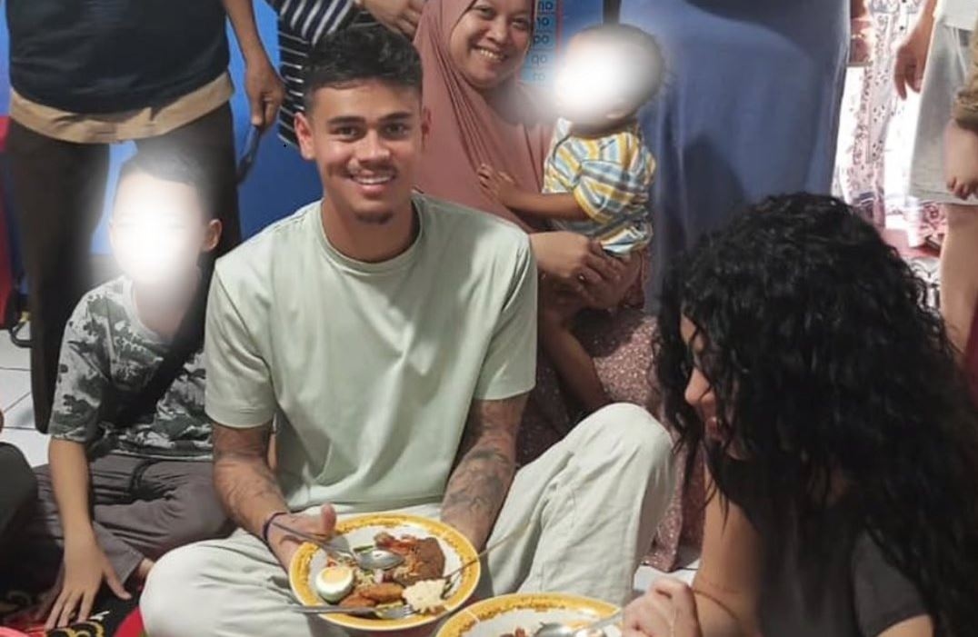 Sambangi Kampung Leluhur di Lenteng Agung, Mees Hilger Main Bola Bareng Anak-anak dan Santap Kuliner