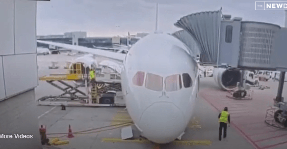 Detik-Detik Roda Depan Boeing 787 Patah Tiba-Tiba, Pesawat Lufthansa Jatuh di Gerbang Bandara