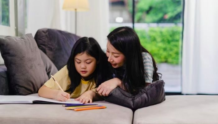 7 Cara Orang Tua Membantu Anak yang Kesulitan Membaca di Rumah