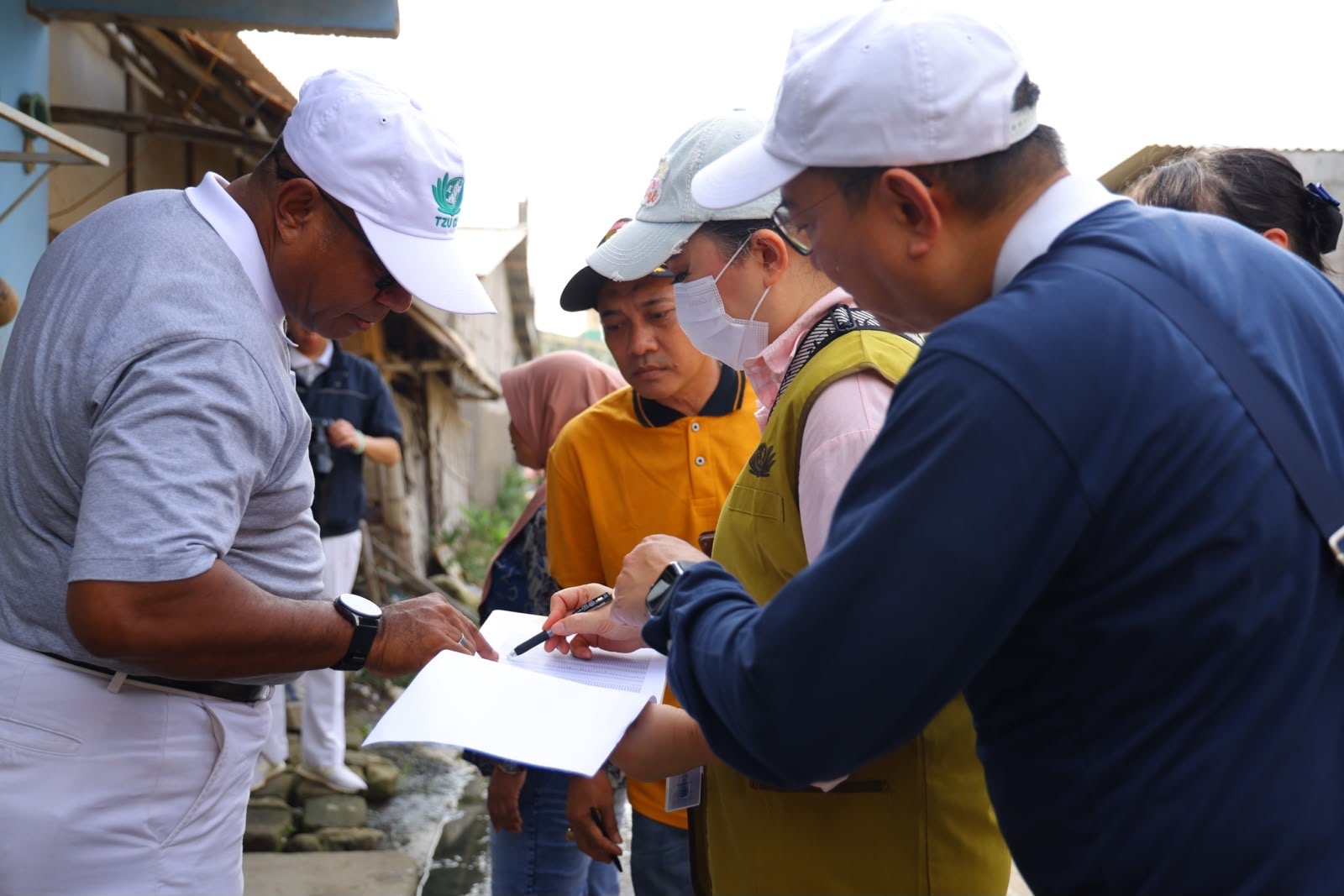 Door to Door, Relawan Tzu Chi ASG Verifikasi Penerima Beras Cinta Kasih