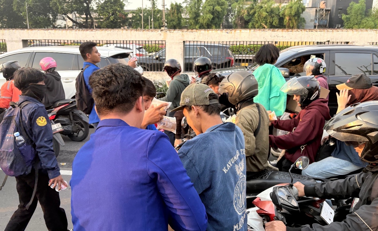 Mahasiswa Tolak Roti dari Polisi Saat Demo di DPR: Itu Punya Rakyat!