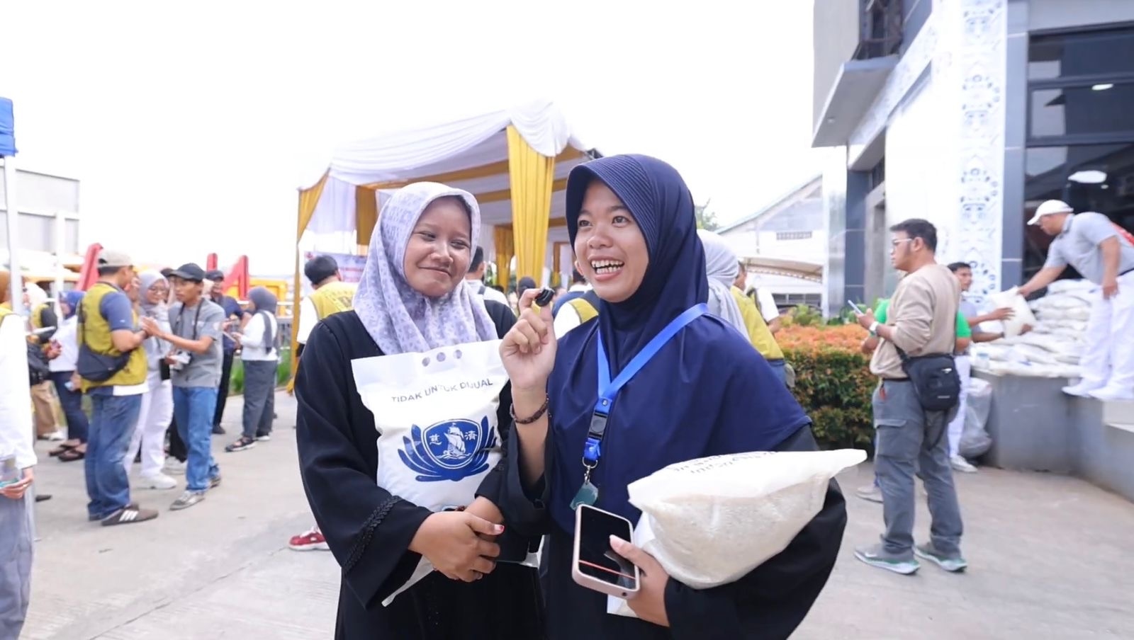 Bukan Sekadar Beras, Bantuan Tzu Chi ASG Bantu Warga Teluknaga Atur Kebutuhan Rumah Tangga