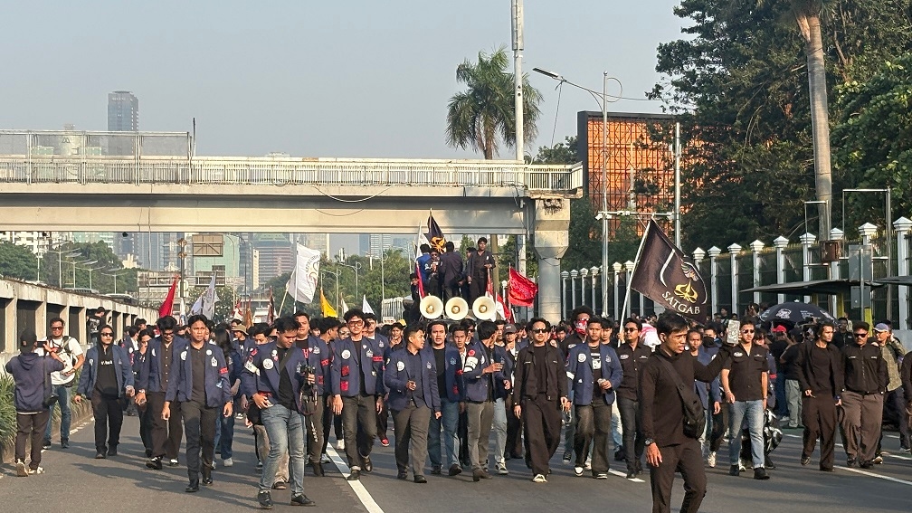 Mahasiswa Trisakti Tiba di Depan Gedung DPR, Lalu Lintas Arah Slipi Lumpuh Total