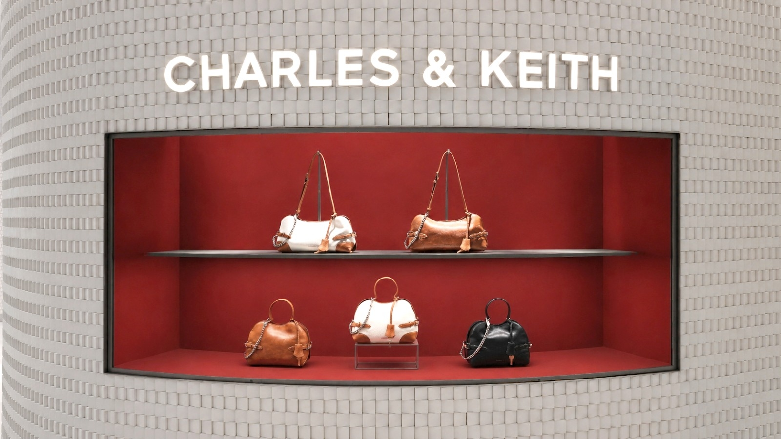 Gandeng Kim You Jung Jadi Brand Ambassador Baru, CHARLES & KEITH Rilis Koleksi Summer's Calling