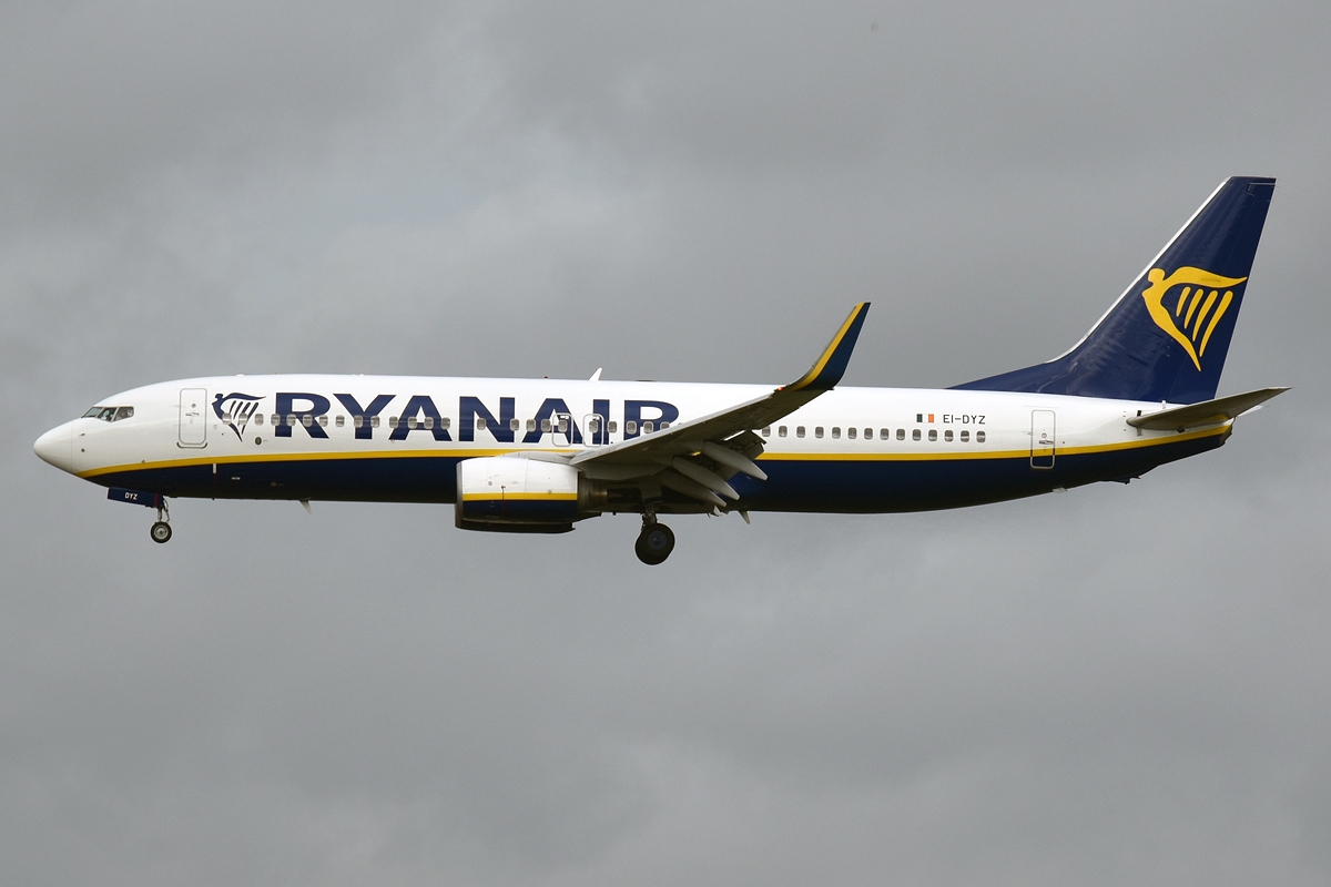 Penumpang Panik, Mesin Pesawat Ryanair Meledak di Udara, Serpihannya Hantam Jendela