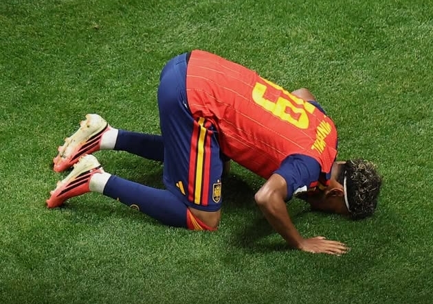 Lamine Yamal Sujud Syukur lalu Peluk Lionel Messi Usai Timnas Spanyol Menjuarai Piala Dunia 2026