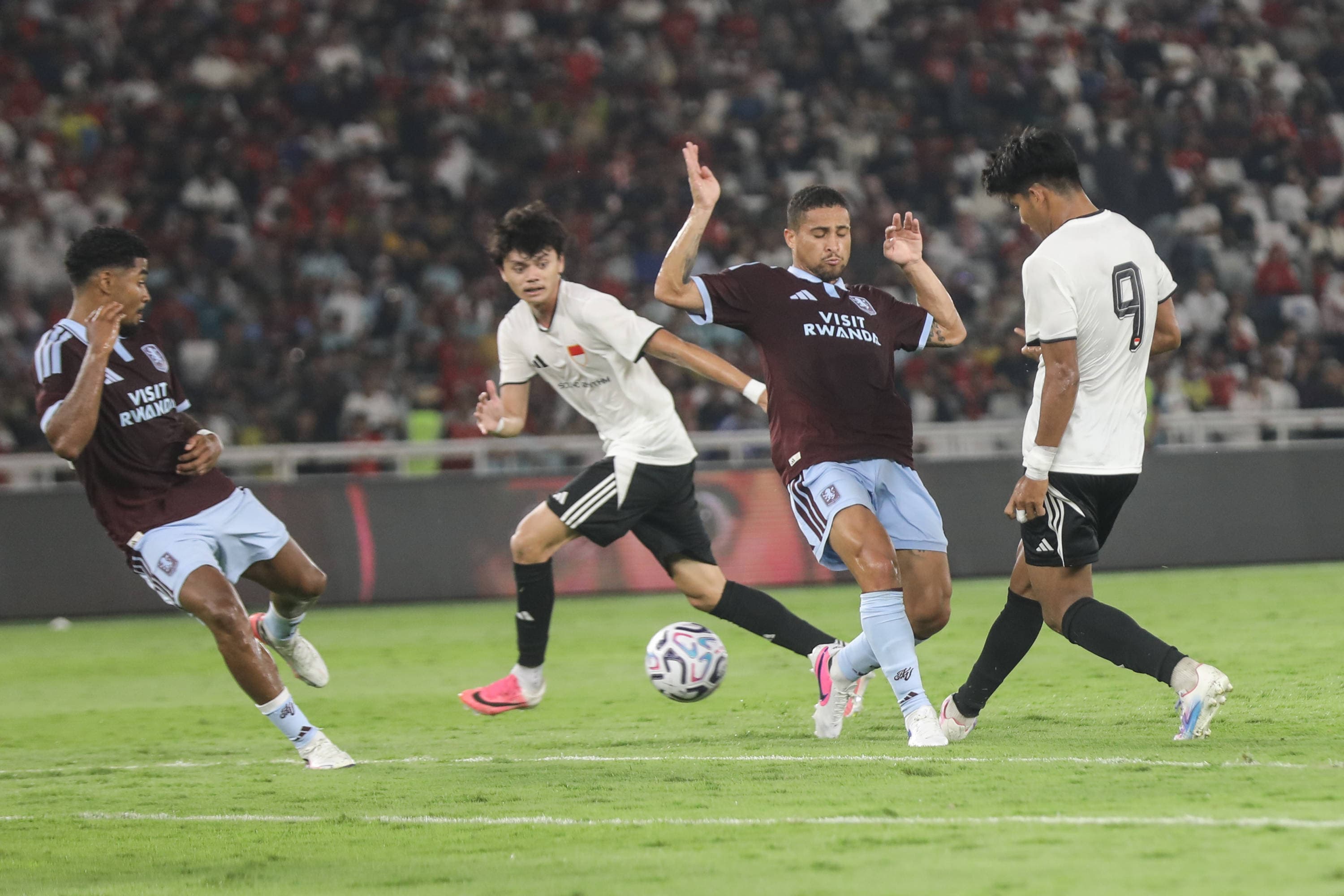 Pesepak bola klub Aston Villa berusaha menghadang tendangan pemain Indonesia All Star pada laga Pre-Season Tour Indonesia di Stadion Utama Gelora Bung Karno (SUGBK), Jakarta, Sabtu (1/8/2026). AKURAT.CO/Endra Prakoso