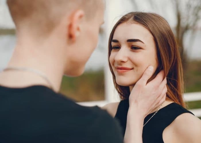 10 Ciri-ciri Mantan Masih Sayang tapi Gengsi Menghubungi, Benarkah Ingin Kembali?
