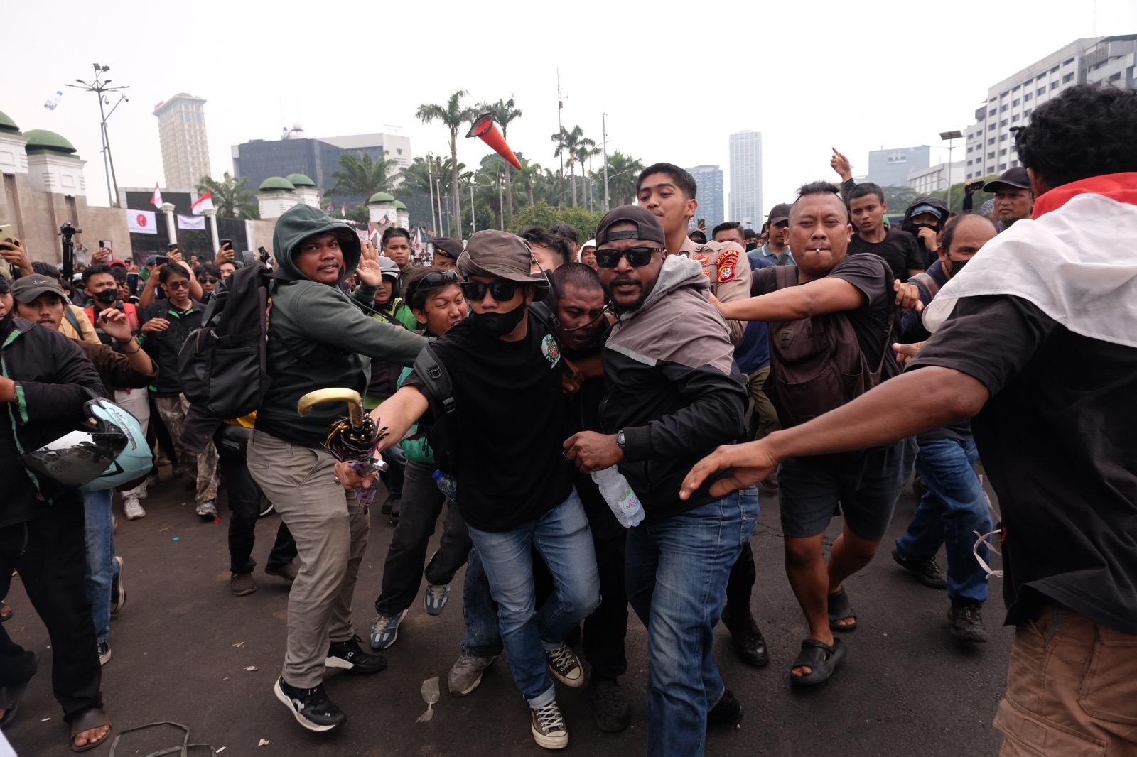 Bawa Golok ke Tengah Demo Depan DPR, Pria Ini Langsung Jadi Sasaran Amuk Massa