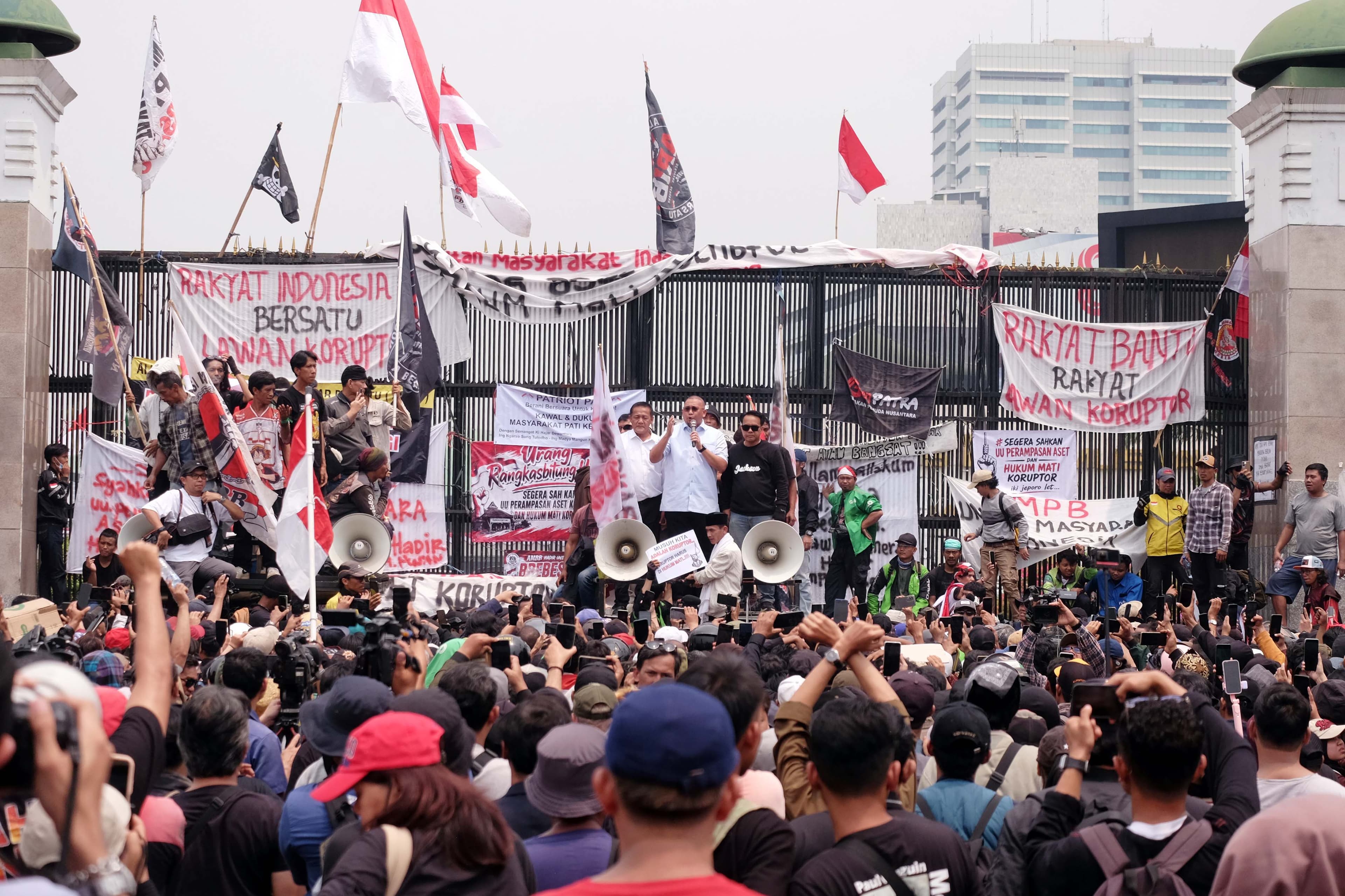 Wakil Ketua Komisi VI DPR dari Fraksi Gerindra Andre Rosiade didampingi oleh Anggota Komisi IX DPR dari Fraksi Gerindra Obon Tabroni; Anggota Komisi XIII DPR dari Fraksi PDIP Rieke Diah Pitaloka serta Anggota DPR Fraksi PKS, Ahmad Heryawan menemui para pendemo dari Aliansi Masyarakat Pati Bersatu (AMPB) yang dipimpin oleh Supriyono atau Botok di Depan Gedung DPR, Senayan, Jakarta, Kamis (27/8/2026). AKURAT.CO/Sopian
