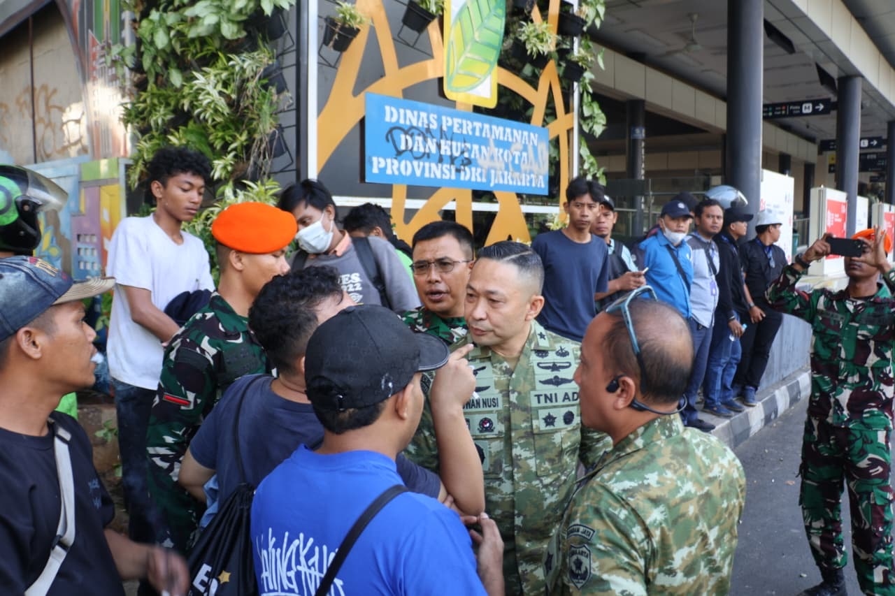 Kodam Jaya Bantu Polisi Sekat Massa Demo di Depan Gedung DPR/MPR