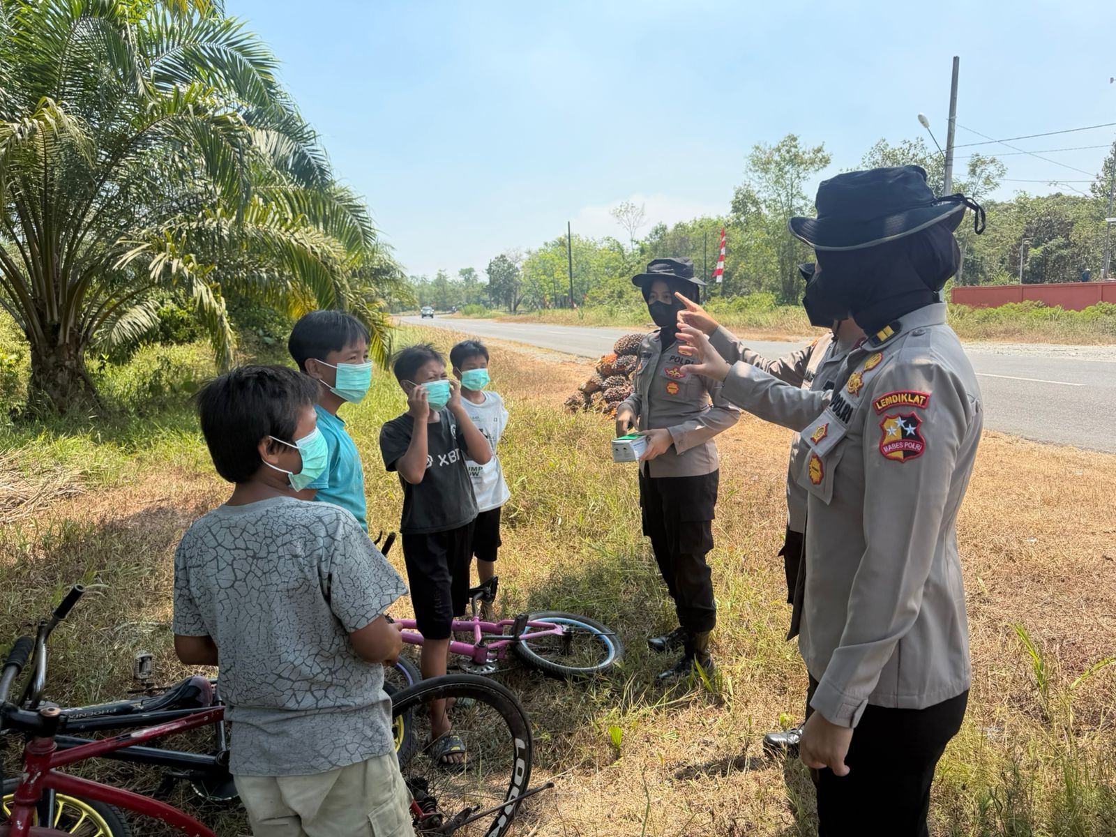 Dari Pintu ke Pintu hingga Turun Padamkan Api, Satgas Edukasi Karhutla Polri Hadir di Pulang Pisau