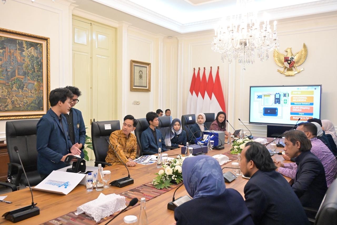 Mahasiswa UB Pamerkan Rompi Pintar untuk Anak Autis di Hadapan Wapres Gibran