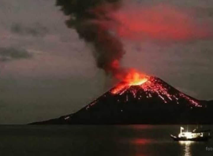 Abu Vulkanik Anak Krakatau Terjang Daratan Banten hingga Lampung, Warga Keluhkan Mata Perih
