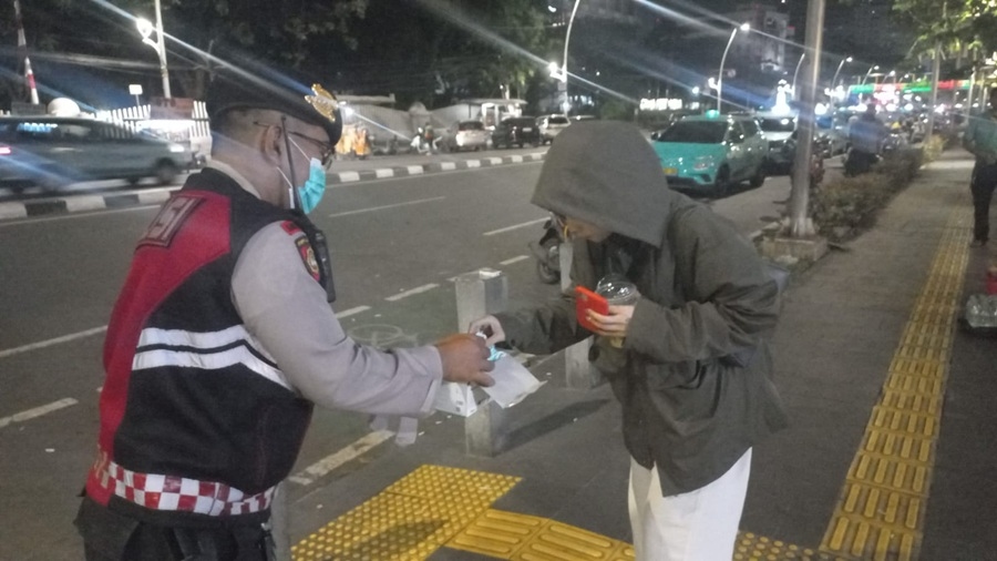 Polres Jakpus Gelar Patroli Sambil Bagikan Masker