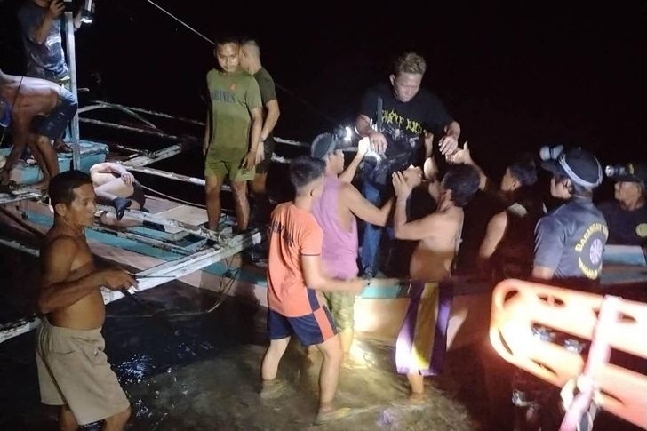 Kapal Feri Terbakar di Perairan Filipina, 5 Tewas dan Puluhan Penumpang Masih Hilang