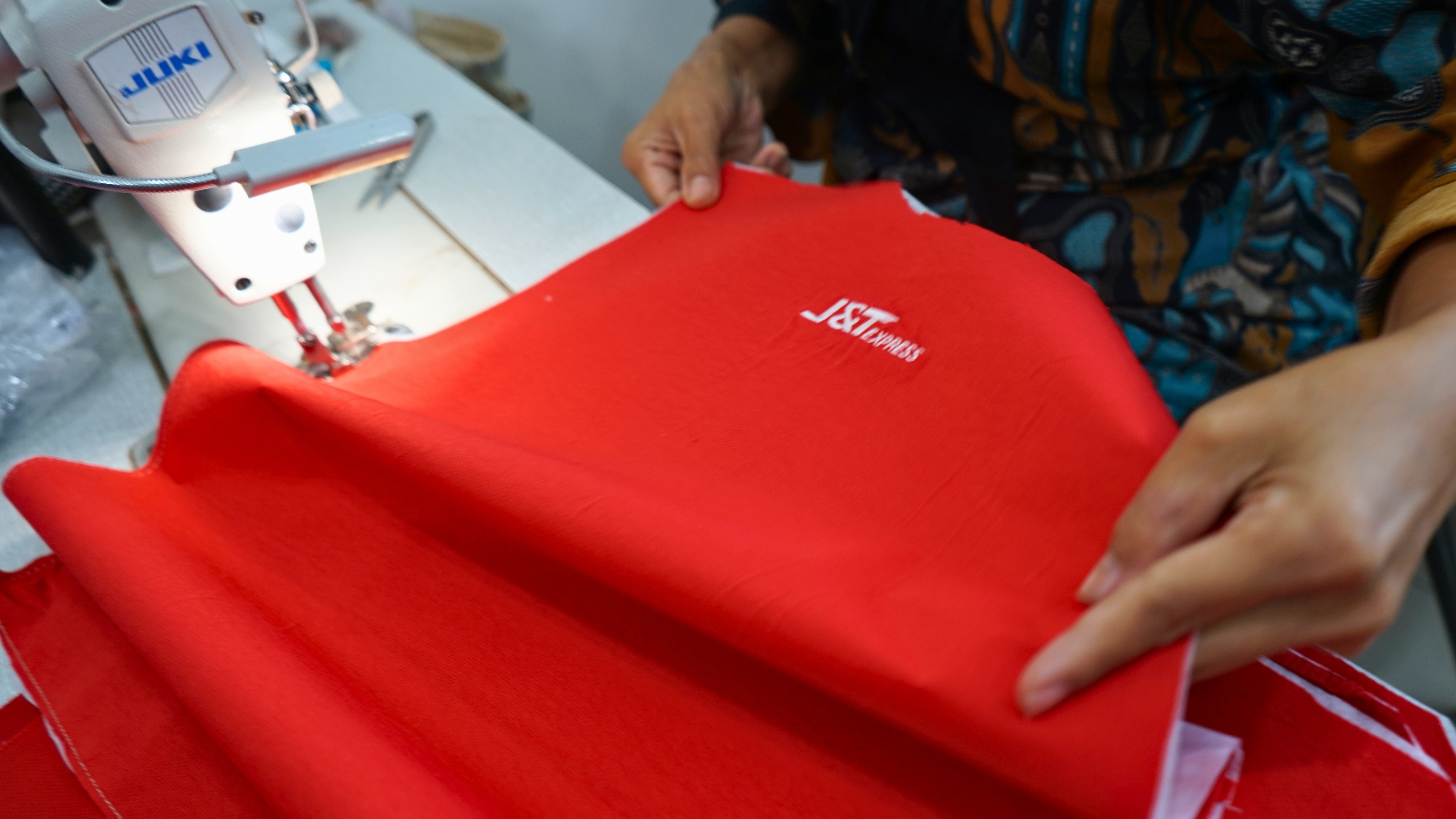 146 Kg Seragam Bekas Diolah Jadi Pouch hingga Reusable Bag, Begini Caranya