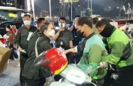 Abu Vulkanik Anak Krakatau Mengancam, Agung Sedayu Group Bagikan Masker Gratis ke Warga PIK